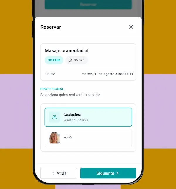 Cliente eligiendo masajista al reservar su cita