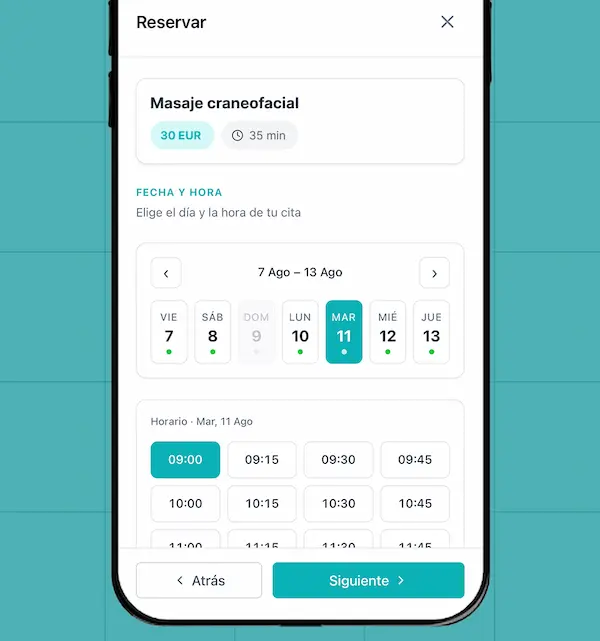 Cliente reservando un masaje online en un centro de masajes